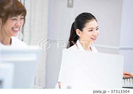 若い女性、受付、ジム、スポーツクラブ 若い女性、受付、ジム、スポーツクラブ 37313304