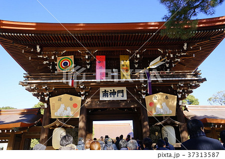 1月　明治神宮22南神門・初詣戌年 37313587