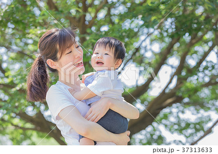 日本人の母親と男の子 37313633