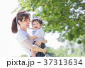 日本人の母親と男の子 37313634
