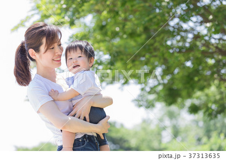 日本人の母親と男の子 37313635