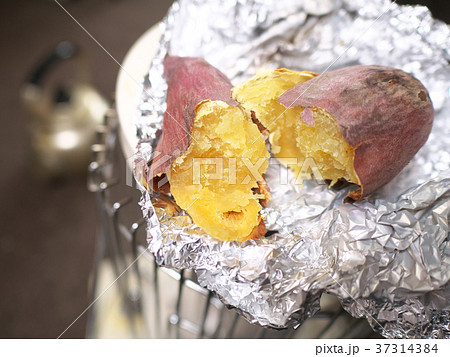 焼き芋 ストーブ アルミホイル焼き の写真素材