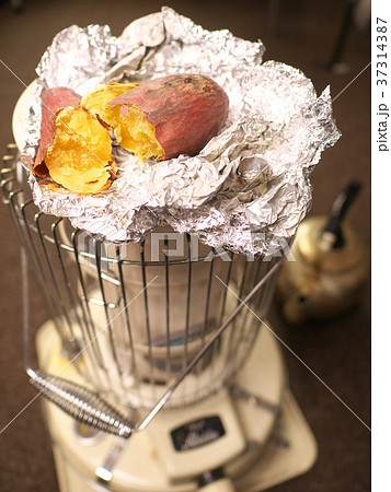 焼き芋 ストーブ アルミホイル焼き の写真素材 37314387 Pixta