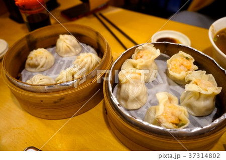 台湾名物 エビシュウマイと小籠包 - 点心の贅沢な味わい 台湾名物 エビシュウマイと小籠包 - 点心の贅沢な味わい 37314802