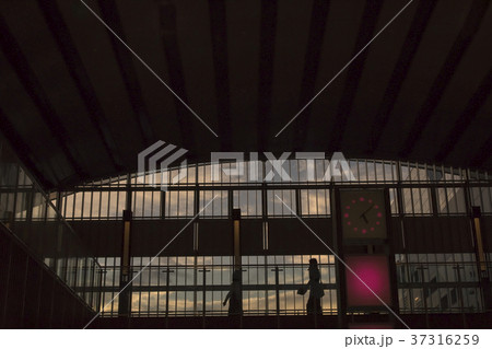 京都市下京区JR京都駅前ビルの風景を撮影したもの 37316259