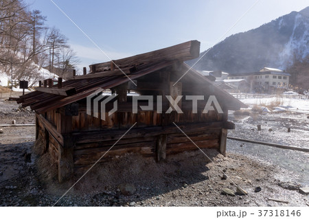 栃木県日光市　日光湯元温泉の源泉　3月 37318146
