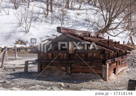 栃木県日光市　日光湯元温泉の源泉　3月 37318148