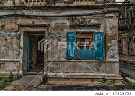 廃墟ビルと青い窓 37318752