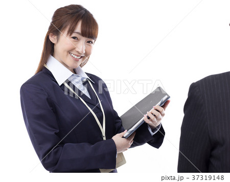 タッチパネルを使って説明をしている若い女性 タッチパネルを使って説明をしている若い女性 37319148