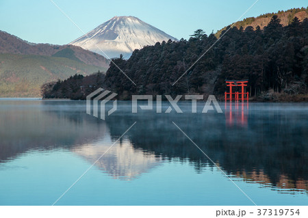 箱根芦ノ湖に映る富士山と赤い鳥居 37319754