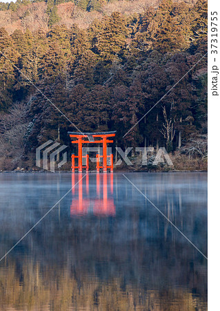 箱根芦ノ湖に映る赤い鳥居の写真素材