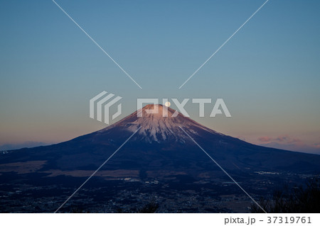 金時山山頂から紅富士に沈む満月 37319761
