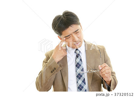 疲れた表情のビジネスマン 37320512