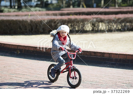 自転車で遊ぶ女の子 37322269
