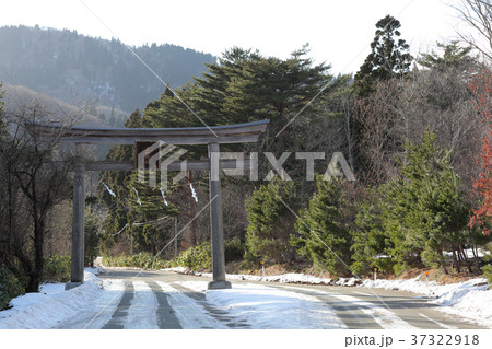冬の男鹿 真山神社(なまはげ神社) 入口の鳥居 イメージ 冬の男鹿 真山神社(なまはげ神社) 入口の鳥居 イメージ 37322918