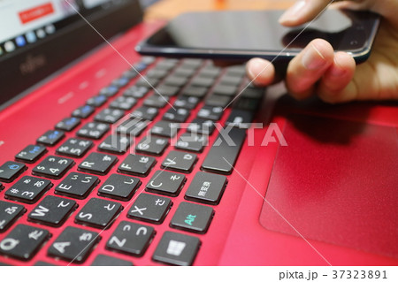 スマートフォンとPC スマートフォンとPC 37323891