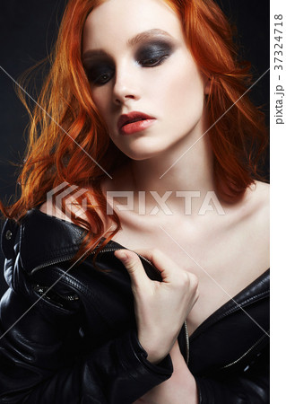 sexy Beautiful young woman fashion portrait sexy Beautiful young woman fashion portrait 37324718