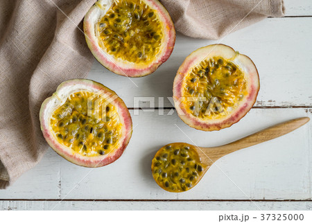 Passion fruit on white wooden background Passion fruit on white wooden background 37325000