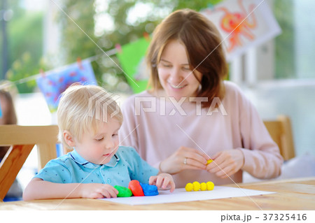 Cute little boy drawing and painting with colorful markers pens at kindergarten Cute little boy drawing and painting with colorful markers pens at kindergarten 37325416