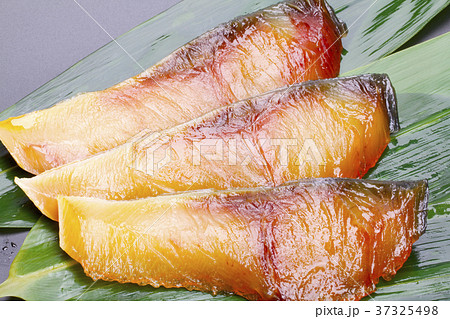 魚の切り身 照り焼き 食材 魚の切り身 照り焼き 食材 37325498