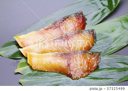 魚の切り身 照り焼き 食材 魚の切り身 照り焼き 食材 37325499