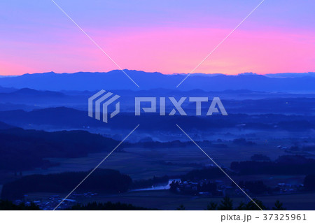 夜明けの里 37325961