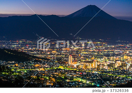 《山梨県》富士山と甲府盆地・薄明の夜景 《山梨県》富士山と甲府盆地・薄明の夜景 37326336