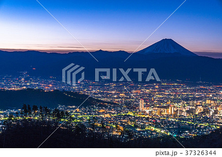 《山梨県》富士山と甲府盆地・薄明の夜景 37326344