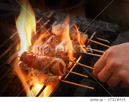 焼き鳥　調理風景 37328435