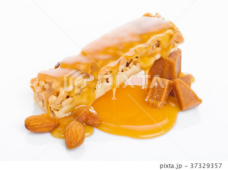 Caramel protein cereal energy bar with almonds Caramel protein cereal energy bar with almonds 37329357