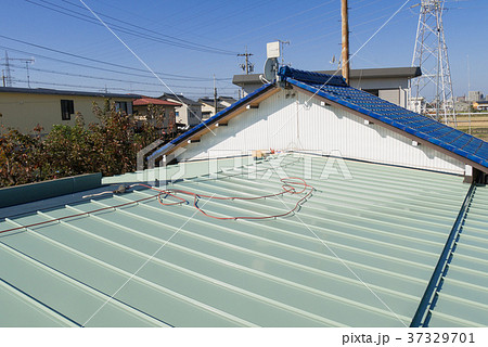 屋根工事　ガルバリウム鋼板　張替え工事現場 37329701