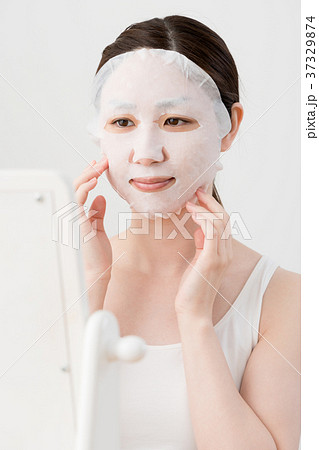 フェイスマスクをする女性、鏡 37329874