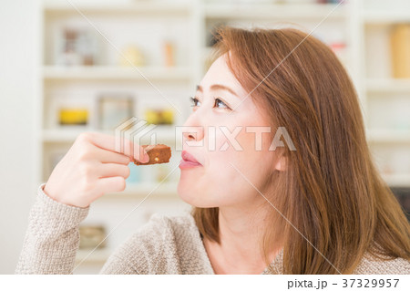 シリアルバーを食べる女性 37329957