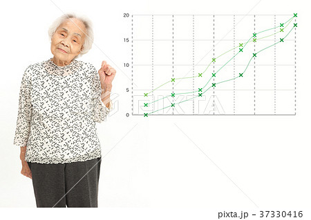 シニアの女性とグラフ 37330416