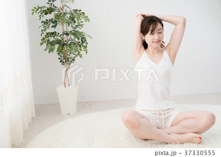 ストレッチをする女性 肩 肩甲骨 背中の写真素材