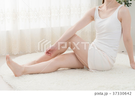 ストレッチ、女性、ポートレート、美容、健康、ダイエット、腕、手、肩、二の腕、腰、ウエスト、足、太もも ストレッチ、女性、ポートレート、美容、健康、ダイエット、腕、手、肩、二の腕、腰、ウエスト、足、太もも 37330642