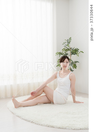 ストレッチ、女性、ポートレート、美容、健康、ダイエット、腕、手、肩、二の腕、腰、ウエスト、足、太もも ストレッチ、女性、ポートレート、美容、健康、ダイエット、腕、手、肩、二の腕、腰、ウエスト、足、太もも 37330644