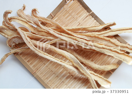 天日干しの大根 37330951