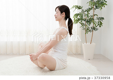 ストレッチをする女性、股関節 37330958