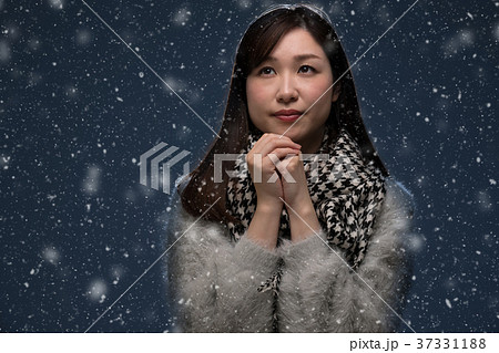 雪と女性、寒い 雪と女性、寒い 37331188