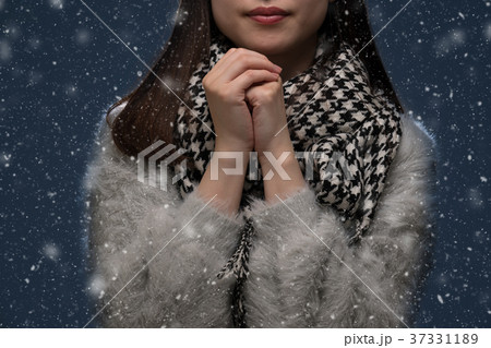 雪と女性、寒い 37331189