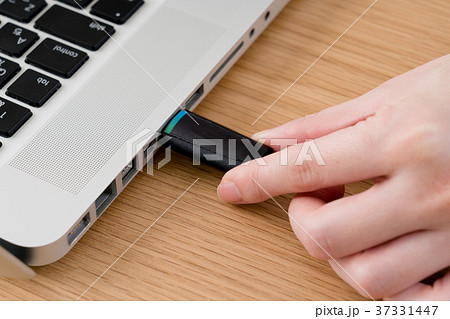 ノートパソコンとUSB、女性 37331447