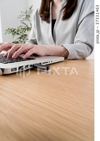 ノートパソコンとUSB、女性 37331463