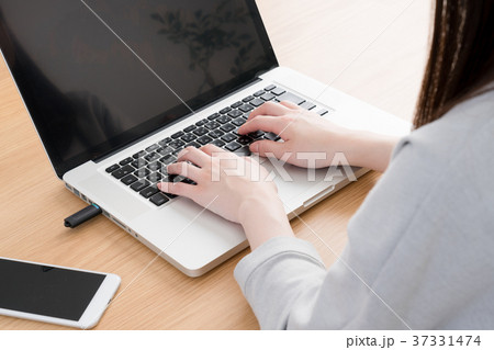 ノートパソコンとUSB、女性 37331474