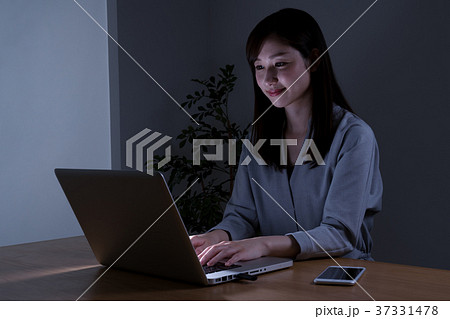 ノートパソコンとUSB、女性 ノートパソコンとUSB、女性 37331478