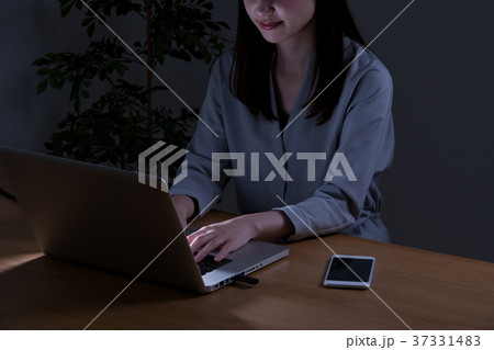 ノートパソコンとUSB、女性 37331483