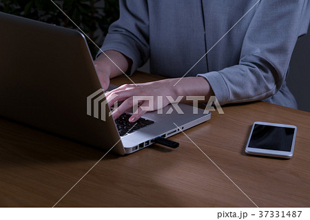 ノートパソコンとUSB、女性 37331487