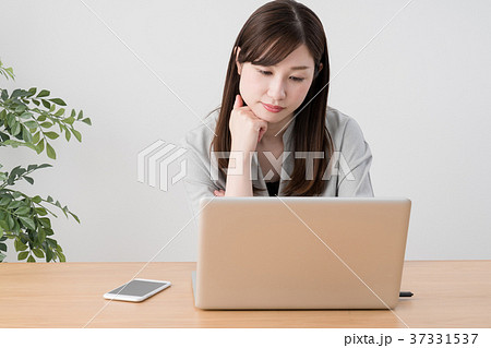 ノートパソコンと女性、資料作り、苦戦、飽きる 37331537