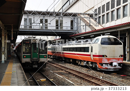 郡山駅に停車中の東北本線701系普通列車と485系快速あいづライナーの写真素材 37333213 Pixta