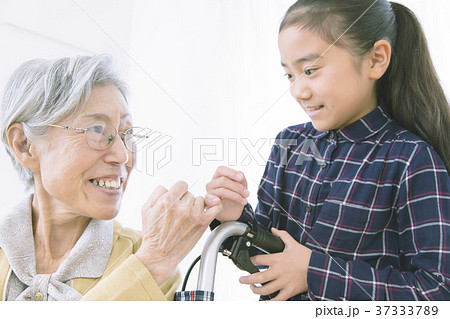 約束するおばあちゃんと女の子 37333789